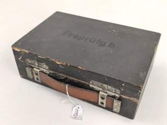 Frequenzprüfgerät b für Sender und Empfänger der Typen 10W.S.a,b,c/ 20W.S.b,c,d & Ukw.E.b1,c1,d1. Sehr guter Zustand, datiert 1943. Anbei die SteckverbindungIn Transportkasten in gutem Zustand, Originallack