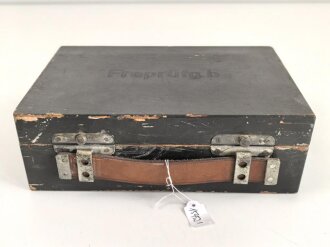 Frequenzprüfgerät b für Sender und Empfänger der Typen 10W.S.a,b,c/ 20W.S.b,c,d & Ukw.E.b1,c1,d1. Sehr guter Zustand, datiert 1943. Anbei die SteckverbindungIn Transportkasten in gutem Zustand, Originallack