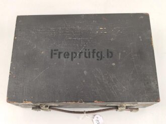 Frequenzprüfgerät b für Sender und Empfänger der Typen 10W.S.a,b,c/ 20W.S.b,c,d & Ukw.E.b1,c1,d1. Sehr guter Zustand, datiert 1943. Anbei die SteckverbindungIn Transportkasten in gutem Zustand, Originallack