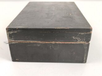 Frequenzprüfgerät b für Sender und Empfänger der Typen 10W.S.a,b,c/ 20W.S.b,c,d & Ukw.E.b1,c1,d1. Sehr guter Zustand, datiert 1943. Anbei die SteckverbindungIn Transportkasten in gutem Zustand, Originallack