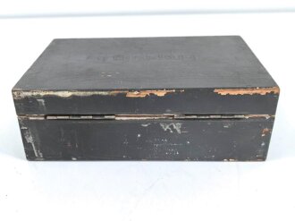 Frequenzprüfgerät b für Sender und Empfänger der Typen 10W.S.a,b,c/ 20W.S.b,c,d & Ukw.E.b1,c1,d1. Sehr guter Zustand, datiert 1943. Anbei die SteckverbindungIn Transportkasten in gutem Zustand, Originallack