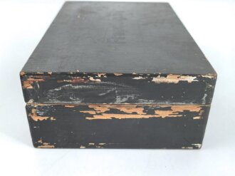 Frequenzprüfgerät b für Sender und Empfänger der Typen 10W.S.a,b,c/ 20W.S.b,c,d & Ukw.E.b1,c1,d1. Sehr guter Zustand, datiert 1943. Anbei die SteckverbindungIn Transportkasten in gutem Zustand, Originallack