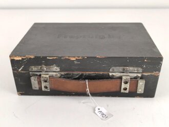 Frequenzprüfgerät b für Sender und Empfänger der Typen 10W.S.a,b,c/ 20W.S.b,c,d & Ukw.E.b1,c1,d1. Sehr guter Zustand, datiert 1943. Anbei die SteckverbindungIn Transportkasten in gutem Zustand, Originallack