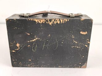 Frequenzprüfgerät b für Sender und Empfänger der Typen 10W.S.a,b,c/ 20W.S.b,c,d & Ukw.E.b1,c1,d1. Sehr guter Zustand, datiert 1943. Anbei die SteckverbindungIn Transportkasten in gutem Zustand, Originallack