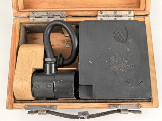 Frequenzprüfgerät b für Sender und Empfänger der Typen 10W.S.a,b,c/ 20W.S.b,c,d & Ukw.E.b1,c1,d1. Sehr guter Zustand, datiert 1943. Anbei die SteckverbindungIn Transportkasten in gutem Zustand, Originallack