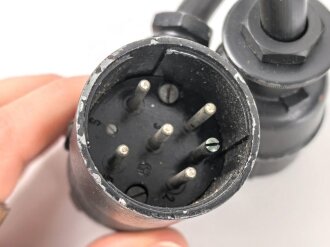 Frequenzprüfgerät b für Sender und Empfänger der Typen 10W.S.a,b,c/ 20W.S.b,c,d & Ukw.E.b1,c1,d1. Sehr guter Zustand, datiert 1943. Anbei die SteckverbindungIn Transportkasten in gutem Zustand, Originallack