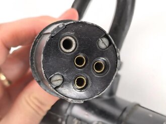 Frequenzprüfgerät b für Sender und Empfänger der Typen 10W.S.a,b,c/ 20W.S.b,c,d & Ukw.E.b1,c1,d1. Sehr guter Zustand, datiert 1943. Anbei die SteckverbindungIn Transportkasten in gutem Zustand, Originallack