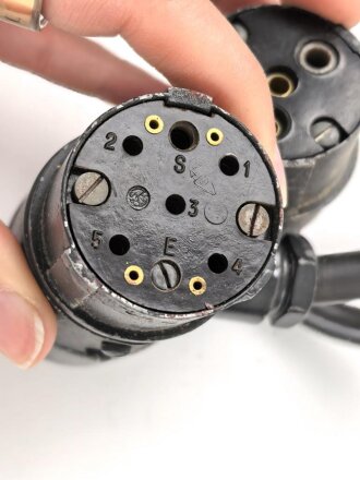 Frequenzprüfgerät b für Sender und Empfänger der Typen 10W.S.a,b,c/ 20W.S.b,c,d & Ukw.E.b1,c1,d1. Sehr guter Zustand, datiert 1943. Anbei die SteckverbindungIn Transportkasten in gutem Zustand, Originallack