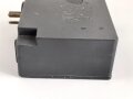 Frequenzprüfgerät b für Sender und Empfänger der Typen 10W.S.a,b,c/ 20W.S.b,c,d & Ukw.E.b1,c1,d1. Sehr guter Zustand, datiert 1943. Anbei die SteckverbindungIn Transportkasten in gutem Zustand, Originallack