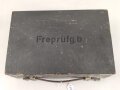 Frequenzprüfgerät b für Sender und Empfänger der Typen 10W.S.a,b,c/ 20W.S.b,c,d & Ukw.E.b1,c1,d1. Sehr guter Zustand, datiert 1943. Anbei die SteckverbindungIn Transportkasten in gutem Zustand, Originallack