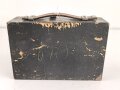 Frequenzprüfgerät b für Sender und Empfänger der Typen 10W.S.a,b,c/ 20W.S.b,c,d & Ukw.E.b1,c1,d1. Sehr guter Zustand, datiert 1943. Anbei die SteckverbindungIn Transportkasten in gutem Zustand, Originallack
