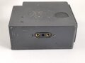 Frequenzprüfgerät b für Sender und Empfänger der Typen 10W.S.a,b,c/ 20W.S.b,c,d & Ukw.E.b1,c1,d1. Sehr guter Zustand, datiert 1943. Anbei die SteckverbindungIn Transportkasten in gutem Zustand, Originallack
