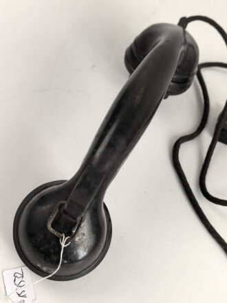 Handapparat zum Feldfernsprecher 33 der Wehrmacht, datiert 1941. Ein Muschelgewinde defekt, hält aber