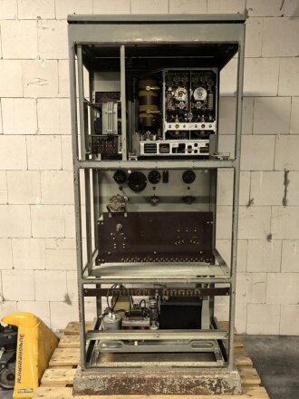100 Watt Sender für ortsfesten Einbau mit Drehstromanschluß. Originallack, Funktion nicht geprüft. Die Gehäuseschrauben fehlen. VERSAND NUR PER SPEDITION