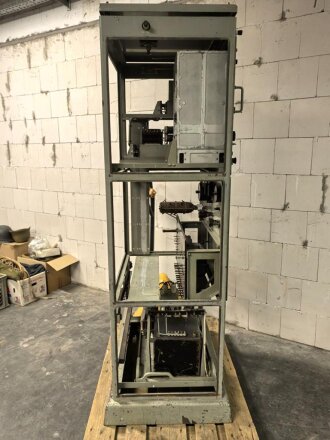 100 Watt Sender für ortsfesten Einbau mit Drehstromanschluß. Originallack, Funktion nicht geprüft. Die Gehäuseschrauben fehlen. VERSAND NUR PER SPEDITION