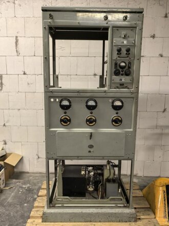 100 Watt Sender für ortsfesten Einbau mit Drehstromanschluß. Originallack, Funktion nicht geprüft. Die Gehäuseschrauben fehlen. VERSAND NUR PER SPEDITION