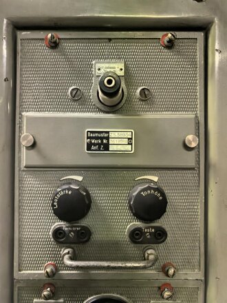 100 Watt Sender für ortsfesten Einbau mit Drehstromanschluß. Originallack, Funktion nicht geprüft. Die Gehäuseschrauben fehlen. VERSAND NUR PER SPEDITION