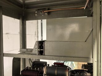 100 Watt Sender für ortsfesten Einbau mit Drehstromanschluß. Originallack, Funktion nicht geprüft. Die Gehäuseschrauben fehlen. VERSAND NUR PER SPEDITION
