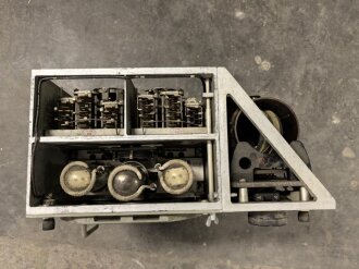 100 Watt Sender für ortsfesten Einbau mit Drehstromanschluß. Originallack, Funktion nicht geprüft. Die Gehäuseschrauben fehlen. VERSAND NUR PER SPEDITION