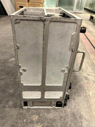 100 Watt Sender für ortsfesten Einbau mit Drehstromanschluß. Originallack, Funktion nicht geprüft. Die Gehäuseschrauben fehlen. VERSAND NUR PER SPEDITION