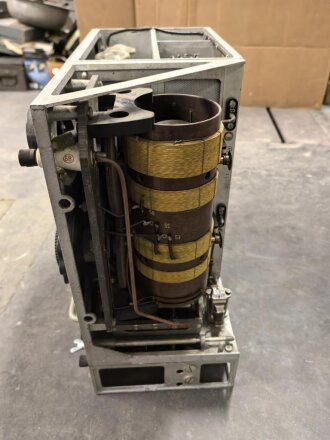 100 Watt Sender für ortsfesten Einbau mit Drehstromanschluß. Originallack, Funktion nicht geprüft. Die Gehäuseschrauben fehlen. VERSAND NUR PER SPEDITION