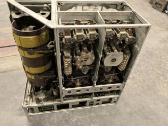 100 Watt Sender für ortsfesten Einbau mit Drehstromanschluß. Originallack, Funktion nicht geprüft. Die Gehäuseschrauben fehlen. VERSAND NUR PER SPEDITION