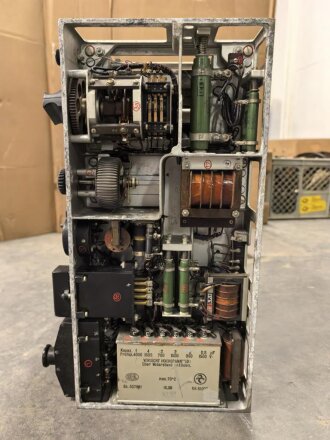 100 Watt Sender für ortsfesten Einbau mit Drehstromanschluß. Originallack, Funktion nicht geprüft. Die Gehäuseschrauben fehlen. VERSAND NUR PER SPEDITION