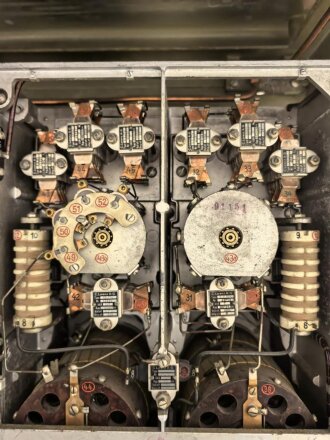 100 Watt Sender für ortsfesten Einbau mit Drehstromanschluß. Originallack, Funktion nicht geprüft. Die Gehäuseschrauben fehlen. VERSAND NUR PER SPEDITION