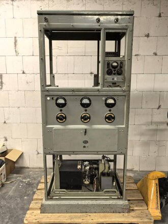 100 Watt Sender für ortsfesten Einbau mit Drehstromanschluß. Originallack, Funktion nicht geprüft. Die Gehäuseschrauben fehlen. VERSAND NUR PER SPEDITION