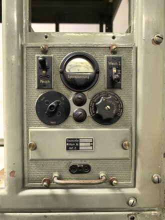 100 Watt Sender für ortsfesten Einbau mit Drehstromanschluß. Originallack, Funktion nicht geprüft. Die Gehäuseschrauben fehlen. VERSAND NUR PER SPEDITION