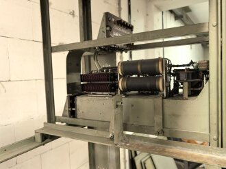 100 Watt Sender für ortsfesten Einbau mit Drehstromanschluß. Originallack, Funktion nicht geprüft. Die Gehäuseschrauben fehlen. VERSAND NUR PER SPEDITION
