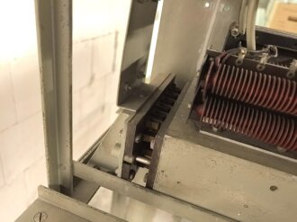 100 Watt Sender für ortsfesten Einbau mit Drehstromanschluß. Originallack, Funktion nicht geprüft. Die Gehäuseschrauben fehlen. VERSAND NUR PER SPEDITION