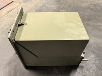 100 Watt Sender für ortsfesten Einbau mit Drehstromanschluß. Originallack, Funktion nicht geprüft. Die Gehäuseschrauben fehlen. VERSAND NUR PER SPEDITION