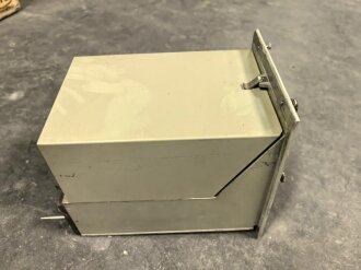 100 Watt Sender für ortsfesten Einbau mit Drehstromanschluß. Originallack, Funktion nicht geprüft. Die Gehäuseschrauben fehlen. VERSAND NUR PER SPEDITION