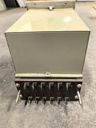100 Watt Sender für ortsfesten Einbau mit Drehstromanschluß. Originallack, Funktion nicht geprüft. Die Gehäuseschrauben fehlen. VERSAND NUR PER SPEDITION