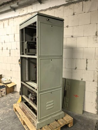 100 Watt Sender für ortsfesten Einbau mit Drehstromanschluß. Originallack, Funktion nicht geprüft. Die Gehäuseschrauben fehlen. VERSAND NUR PER SPEDITION