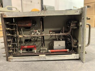 100 Watt Sender für ortsfesten Einbau mit Drehstromanschluß. Originallack, Funktion nicht geprüft. Die Gehäuseschrauben fehlen. VERSAND NUR PER SPEDITION