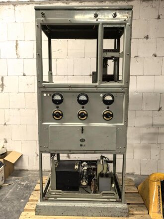100 Watt Sender für ortsfesten Einbau mit Drehstromanschluß. Originallack, Funktion nicht geprüft. Die Gehäuseschrauben fehlen. VERSAND NUR PER SPEDITION