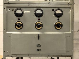 100 Watt Sender für ortsfesten Einbau mit Drehstromanschluß. Originallack, Funktion nicht geprüft. Die Gehäuseschrauben fehlen. VERSAND NUR PER SPEDITION
