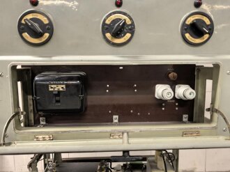 100 Watt Sender für ortsfesten Einbau mit Drehstromanschluß. Originallack, Funktion nicht geprüft. Die Gehäuseschrauben fehlen. VERSAND NUR PER SPEDITION