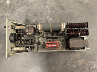 100 Watt Sender für ortsfesten Einbau mit Drehstromanschluß. Originallack, Funktion nicht geprüft. Die Gehäuseschrauben fehlen. VERSAND NUR PER SPEDITION