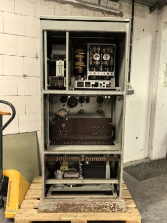 100 Watt Sender für ortsfesten Einbau mit Drehstromanschluß. Originallack, Funktion nicht geprüft. Die Gehäuseschrauben fehlen. VERSAND NUR PER SPEDITION