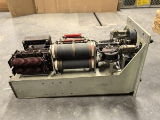 100 Watt Sender für ortsfesten Einbau mit Drehstromanschluß. Originallack, Funktion nicht geprüft. Die Gehäuseschrauben fehlen. VERSAND NUR PER SPEDITION