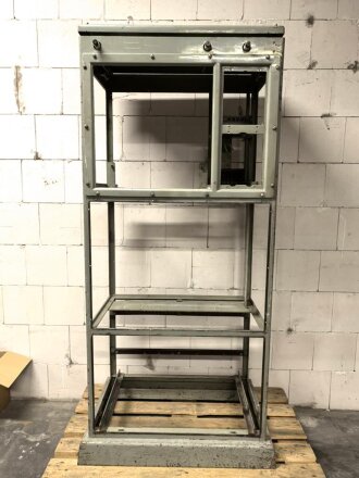 100 Watt Sender für ortsfesten Einbau mit Drehstromanschluß. Originallack, Funktion nicht geprüft. Die Gehäuseschrauben fehlen. VERSAND NUR PER SPEDITION