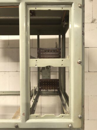 100 Watt Sender für ortsfesten Einbau mit Drehstromanschluß. Originallack, Funktion nicht geprüft. Die Gehäuseschrauben fehlen. VERSAND NUR PER SPEDITION