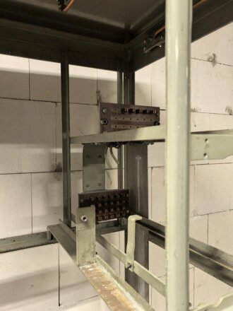 100 Watt Sender für ortsfesten Einbau mit Drehstromanschluß. Originallack, Funktion nicht geprüft. Die Gehäuseschrauben fehlen. VERSAND NUR PER SPEDITION