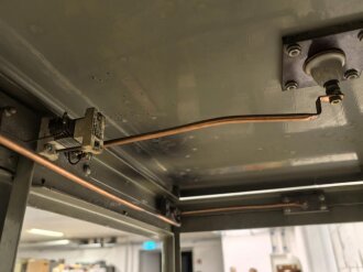 100 Watt Sender für ortsfesten Einbau mit Drehstromanschluß. Originallack, Funktion nicht geprüft. Die Gehäuseschrauben fehlen. VERSAND NUR PER SPEDITION