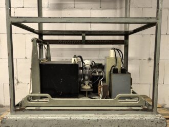 100 Watt Sender für ortsfesten Einbau mit Drehstromanschluß. Originallack, Funktion nicht geprüft. Die Gehäuseschrauben fehlen. VERSAND NUR PER SPEDITION