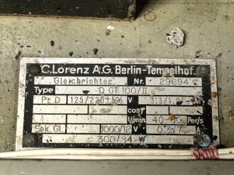 100 Watt Sender für ortsfesten Einbau mit Drehstromanschluß. Originallack, Funktion nicht geprüft. Die Gehäuseschrauben fehlen. VERSAND NUR PER SPEDITION