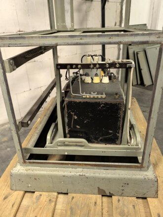 100 Watt Sender für ortsfesten Einbau mit Drehstromanschluß. Originallack, Funktion nicht geprüft. Die Gehäuseschrauben fehlen. VERSAND NUR PER SPEDITION